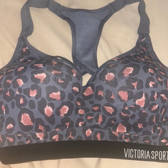 Victoria’s secret sports Bra, 32D grey and pink cheetah, never worn - Picture 1 of 2